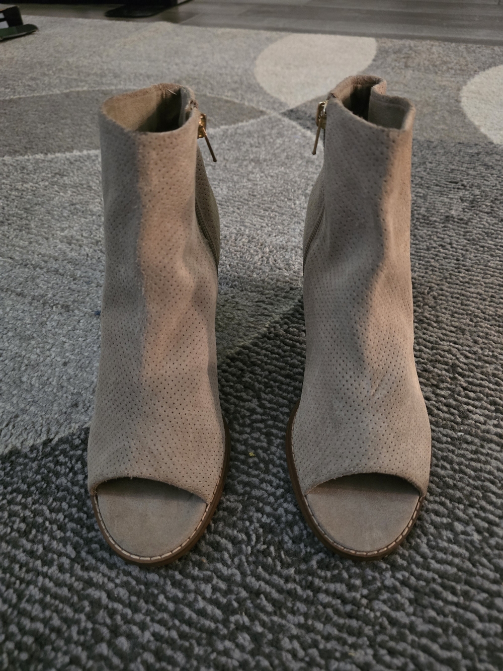 Crown Vintage Taupe Perforated Suede Womens Sz 8.5M Peep-Toe Ankle Booties